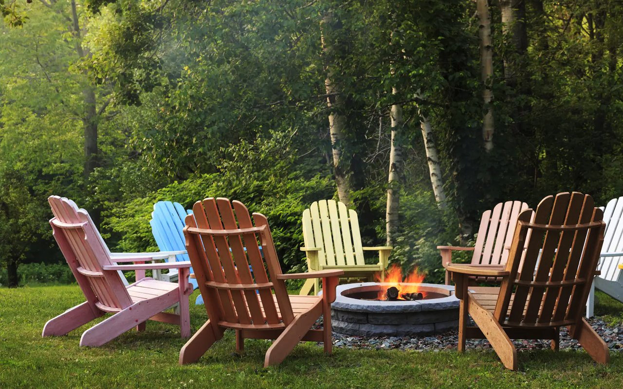 16 -Add-Colored-Furniture-to-Complete-Your-Outdoor-Fire