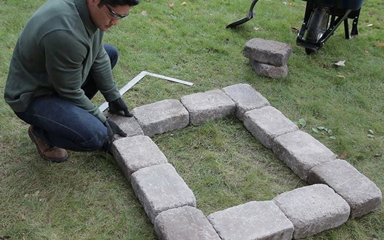20 -Use-Square-Pavers-to-Create-an-In-Ground-Fire